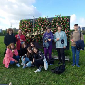 Grupa uczniów klasy biologiczno-chemicznej XII LO na tle drzewek jabłoni i napisu Jabłonkuj 